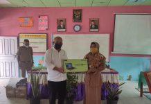 Dukung Kinerja Pendidik di Sekolah, Wan Aris Bagikan 12 Laptop di Bunguran Selatan
